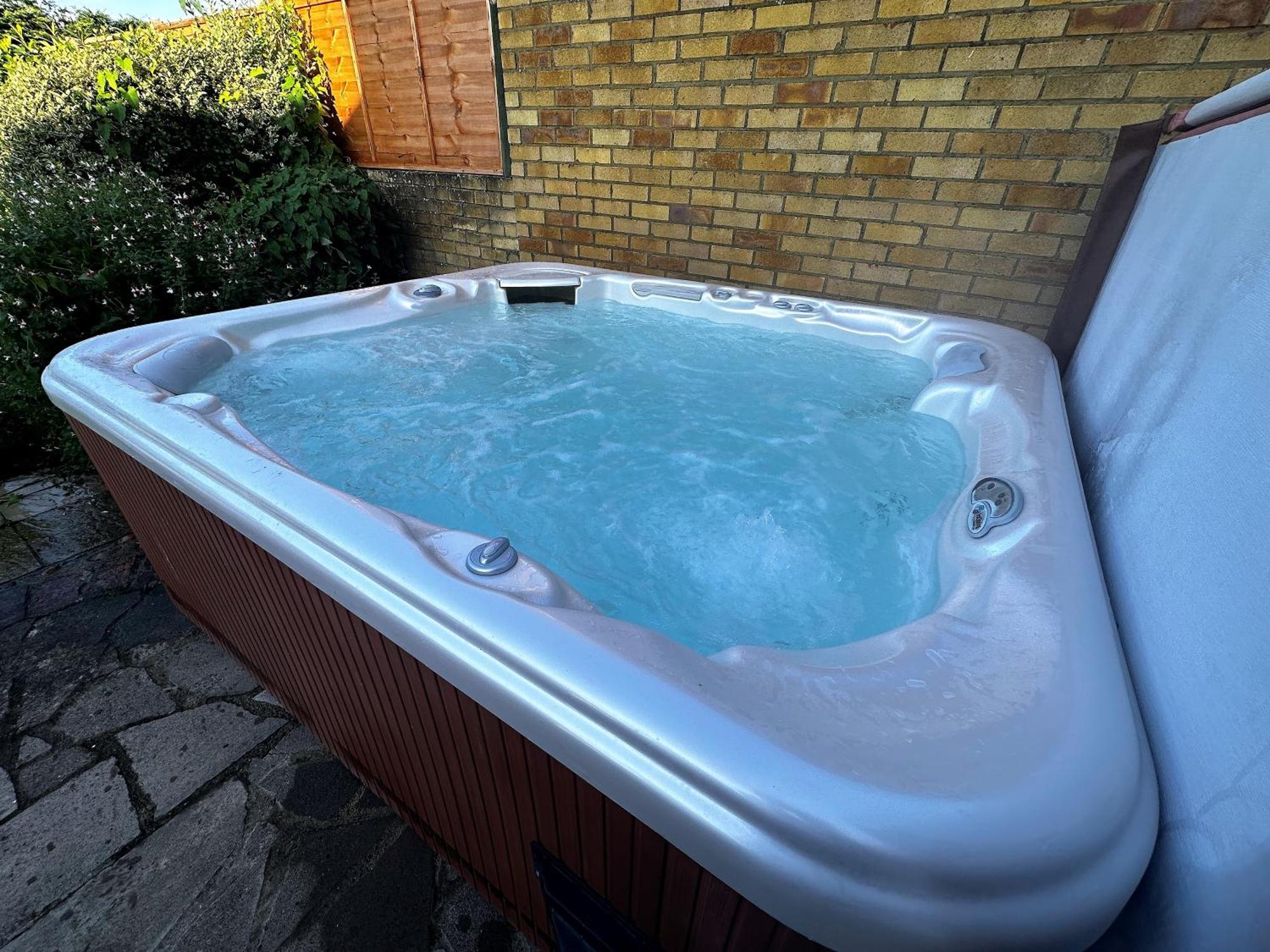 Kennedy Villa - 5 Bedroom House With Hot Tub, Wifi, Free Parkings, Close To Bicester Village 外观 照片