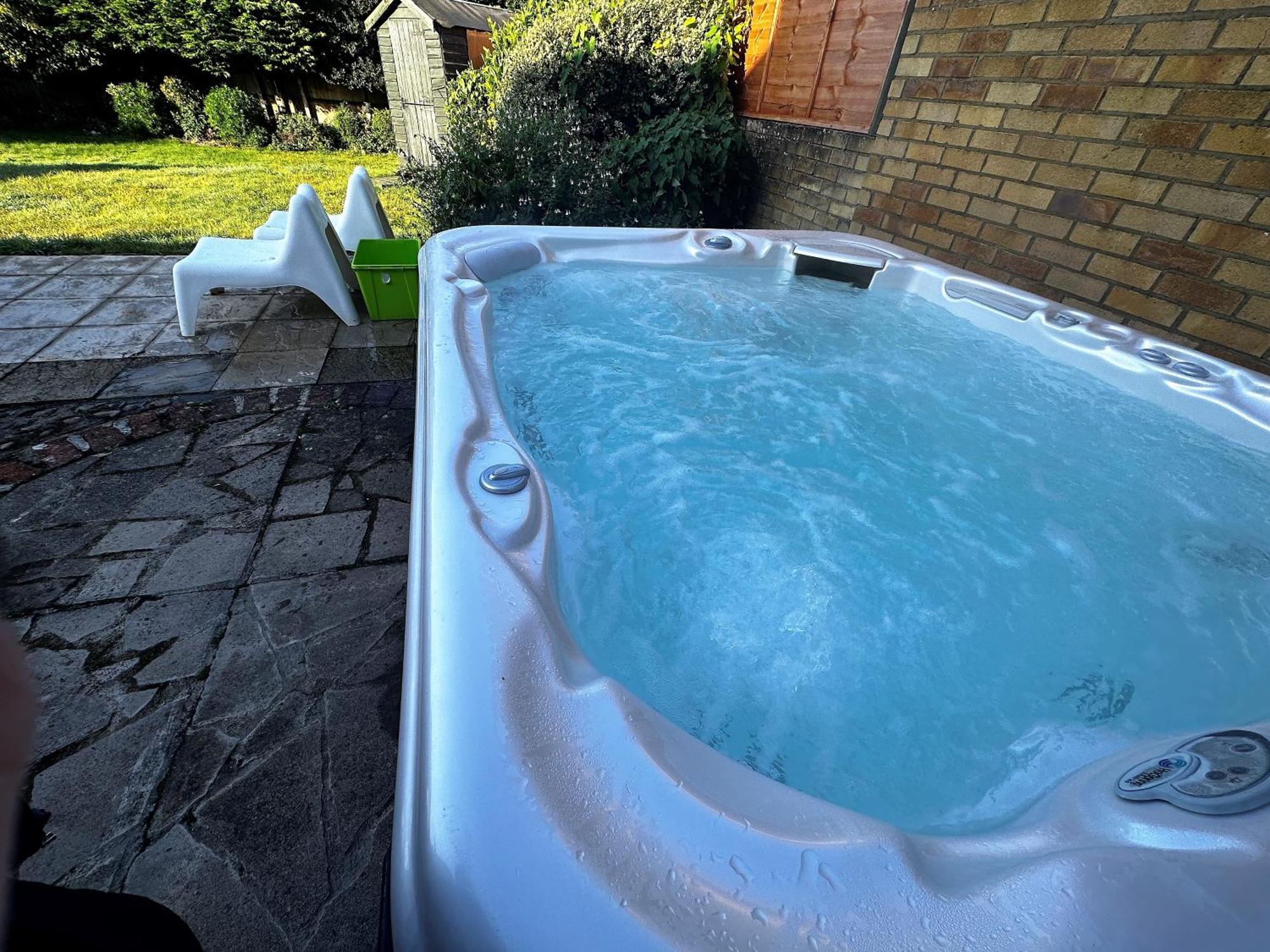 Kennedy Villa - 5 Bedroom House With Hot Tub, Wifi, Free Parkings, Close To Bicester Village 外观 照片