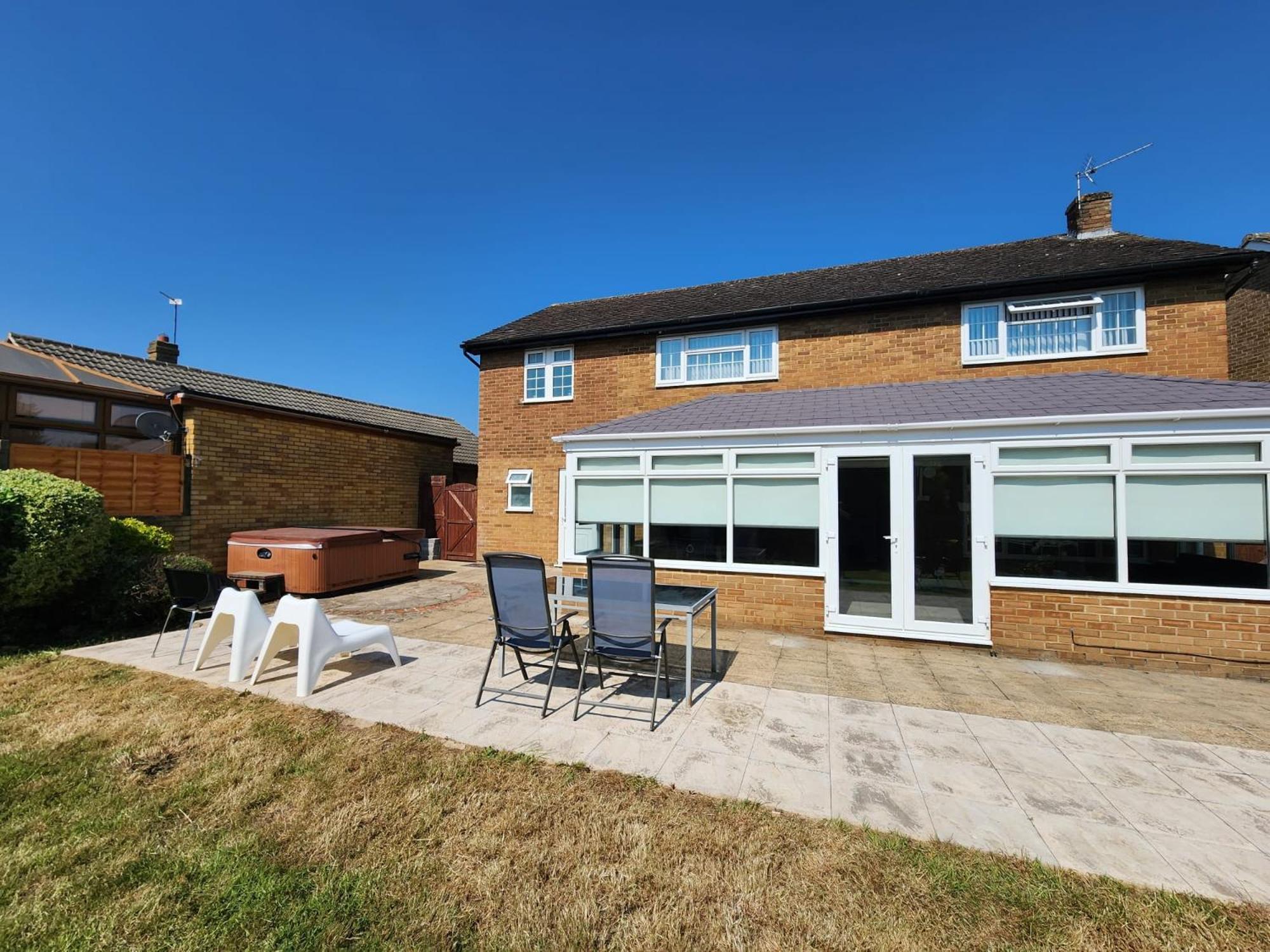 Kennedy Villa - 5 Bedroom House With Hot Tub, Wifi, Free Parkings, Close To Bicester Village 外观 照片