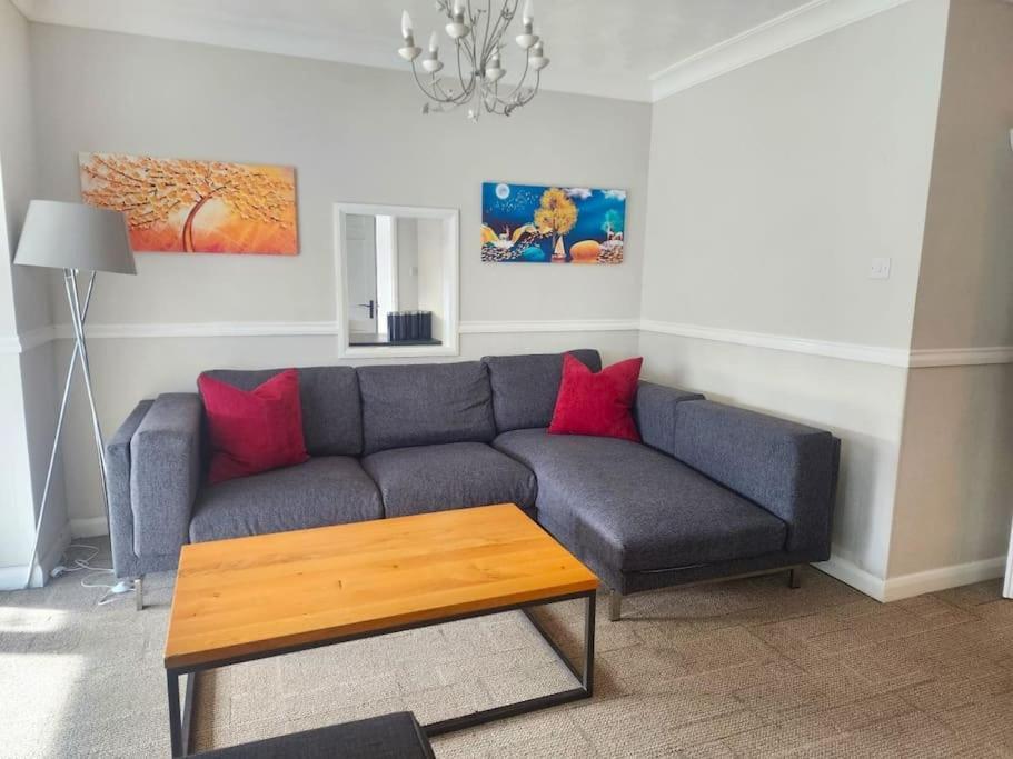 Kennedy Villa - 5 Bedroom House With Hot Tub, Wifi, Free Parkings, Close To Bicester Village 外观 照片