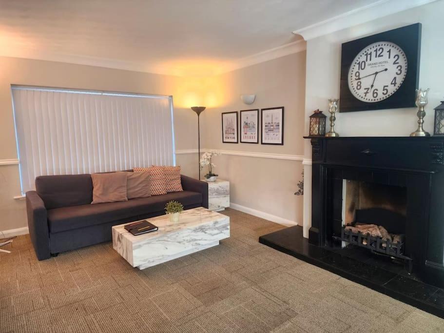 Kennedy Villa - 5 Bedroom House With Hot Tub, Wifi, Free Parkings, Close To Bicester Village 外观 照片